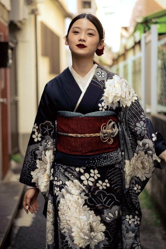 Черное кимоно куротомэсодэ в Японии