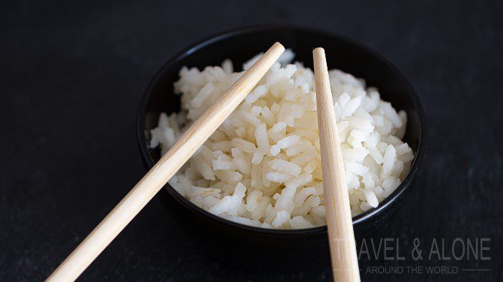 Почему в Японии нельзя втыкать палочки для еды в тарелку с рисом